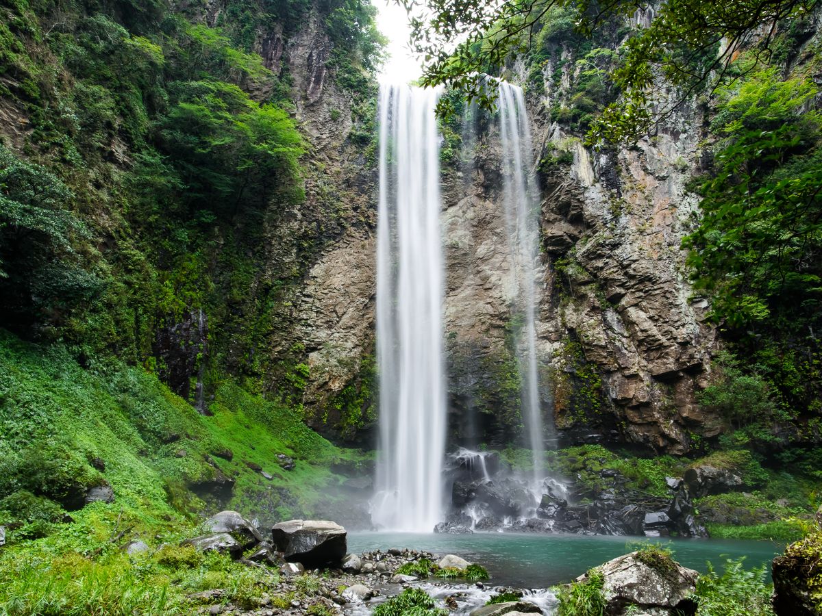 岩壁から二筋に分かれた水が、白く滝つぼへ落ちる