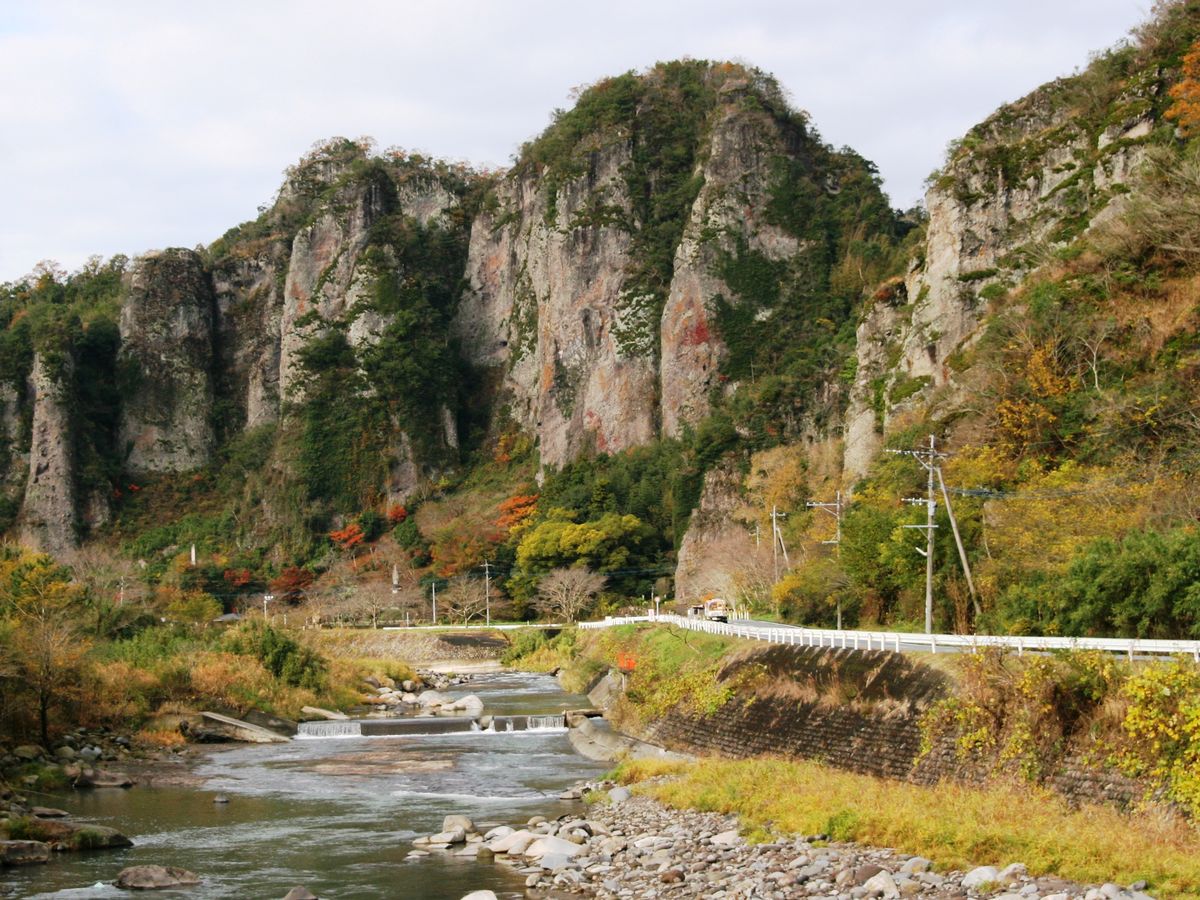 紅葉の始まった山肌に、岩の柱がいくつもそそり立ち、ふもとを川が流れる